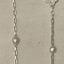 Load image into Gallery viewer, Envy Necklace With Pearls And Clovers

