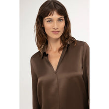 Load image into Gallery viewer, 01-701425-610 Satin blouse with collar
