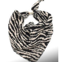 Load image into Gallery viewer, ON TREND Pearl Magnet Scarf
