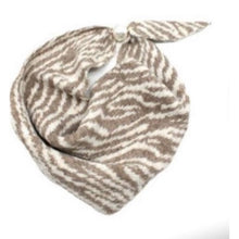 Load image into Gallery viewer, ON TREND Pearl Magnet Scarf
