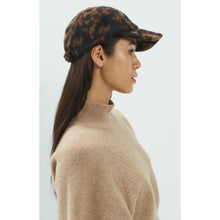 Load image into Gallery viewer, YAYA 03-311018-610 Cap with Leopard Print
