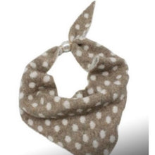 Load image into Gallery viewer, ON TREND Pearl Magnet Scarf
